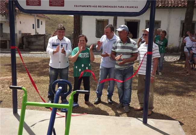 Prefeitura inaugura academia ao ar livre no distrito de Carlos Alves 009